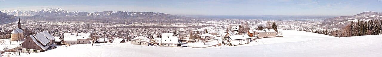 Panorama des Alpes suisses au-dessus de la vallée du Rhin